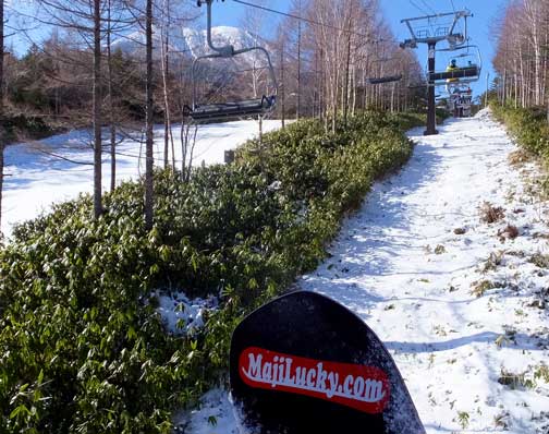 暖冬で雪がない中、スキー・スノーボードで賑わったマイアスキー場